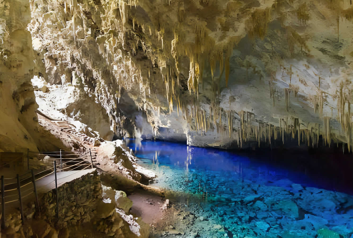 Grutas Misteriosas Gruta do Lago Azul